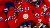 Des peluches de Phryges, les mascottes des JO 2024