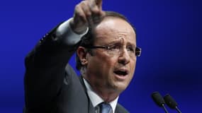 Le candidat du Parti socialiste à l'élection présidentielle François Hollande a vivement critiqué jeudi, sans la nommer, l'idée de Nicolas Sarkozy d'organiser un référendum sur les droits des étrangers s'il était réélu en mai prochain. /Photo prise le 22