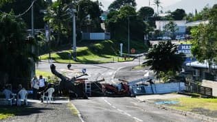 Les habitants dressent une barricade pour protéger leur quartier à Nouméa, le 16 mai 2024, en Nouvelle-Calédonie