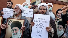Des dizaines de personnes se sont rassemblées devant l'ambassade de France à Téhéran pour protester contre les caricatures du guide suprême de la République islamique publiées par Charlie Hebdo.