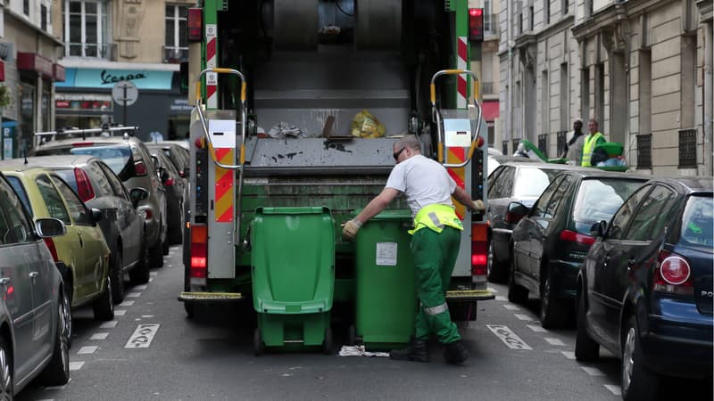 Des éboueurs dans Paris (photo d'illustration).