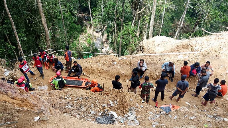 Les sauveteurs recherchent des survivants sur le site d'une mine d'or illégale indonésienne 