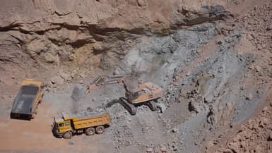 Des engins de la société minière tadjiko-chinoise Talco Gold, extraient de l'antimoine dans des carrières à ciel ouvert à la mine de Saritag, dans l'ouest du Tadjikistan, le 26 août 2025. 