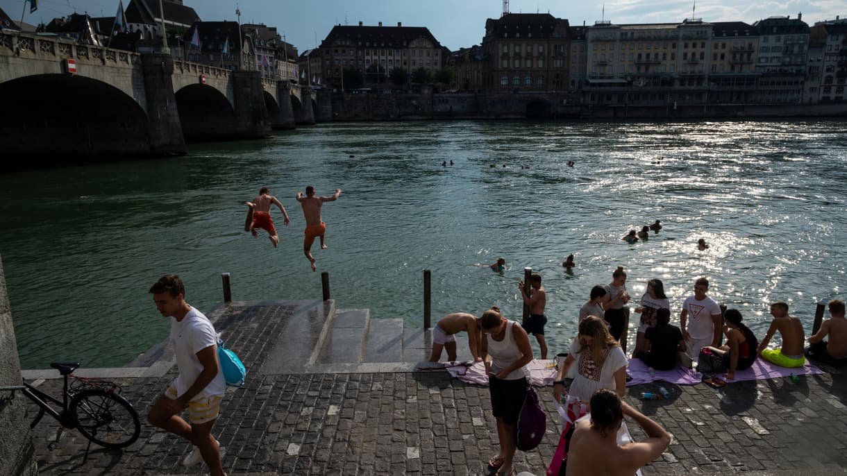 Des personnes se rafraîchissent dans l'eau du Rhin à Bâle, le 10 août 2020, alors qu'une vague de chaleur frappe l'Europe.