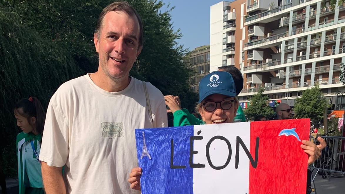 Emilie et son père Tristant sont venus encourager Léon Marchand à la Défense Arena, le 30 juillet aux Jeux olympiques de Paris 2024 Emilie et son père Tristant sont venus encourager Léon Marchand à la Défense Arena, le 30 juillet aux Jeux olympiques de Paris 2024