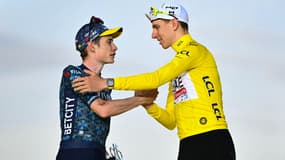 Jonas Vingegaard et Tadej Pogacar se saluent sur le podium final du Tour de France 2024