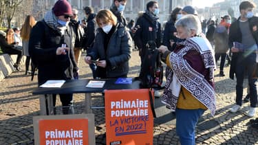 Des militants cherchent à convaincre des passants de s'inscrire à la Primaire populaire le 15 janvier 2021, place de la République à Lille