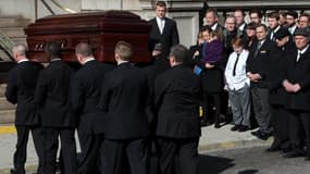 Le cercueil de l'acteur Philip Seymour Hoffman s'avançant vers l'église Saint Ignace de Loyola à New York