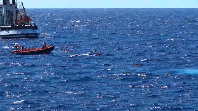 Des migrants en train d'être secourus (photo d'illustration)