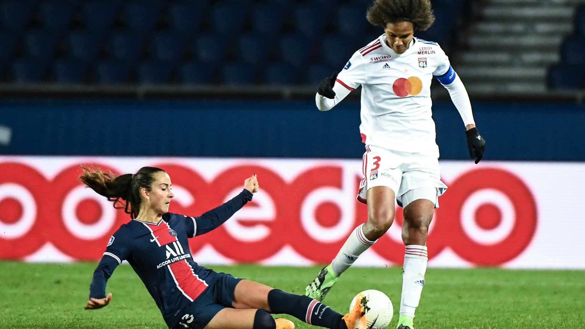 Sara Dabritz au tacle sur Wendie Renard lors de PSG-OL en 2020
