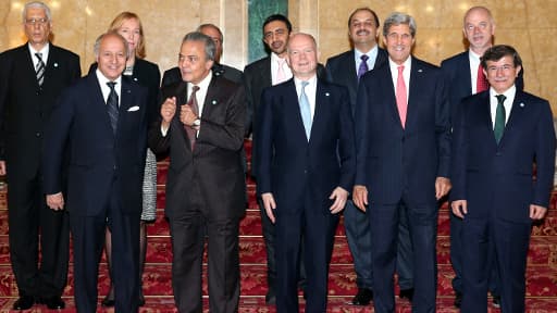 Des ministres des Affaires étrangères "amis de la Syrie" réunis mardi à Londres. Au premier plan: le Français Laurent Fabius, le Saoudien Saoud al-Fayçal, le Britannique William Hague, l'Américain John Kerry et le Turc Ahmet Davutoğlu