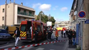 La rue Rabelais, dans le 16e arrondissement de Marseille, occupée par une ambulance après que plusieurs coup de feu ont retenti. 