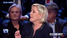"Fichez-nous la paix avec la religion", lance Mélenchon à Le Pen