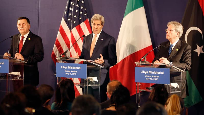 John Kerry, entouré de Fayez al-Sarraj et Paolo Gentiloni, le 16 mai, à Vienne.