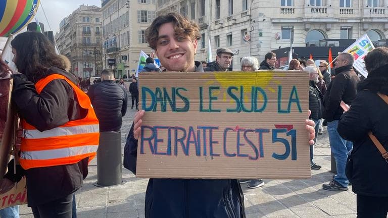"Dans le Sud, la retraite c'est 51", référence au Pastis 51, est-il écrit sur cette pancarte. 