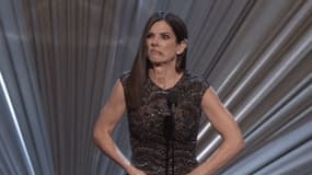 Sandra Bullock a ouvert, non sans mal, l'une des enveloppes des Oscars