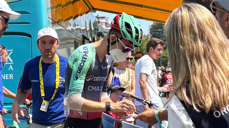 Paul Seixas signe des autographes avant le depart de la 8e etape du Tour de France a Perigueux le 11 juillet 2026 2318781
