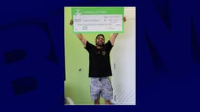 Aaron Andrews pose avec son gain d'un million de dollars, août 2024