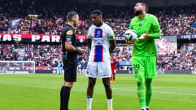 Presnel Kimpembe et Gianluigi Donnarumma discutent avec l'arbitre Jérémie Pignard lors de PSG-Brest, le 10 septembre 2022
