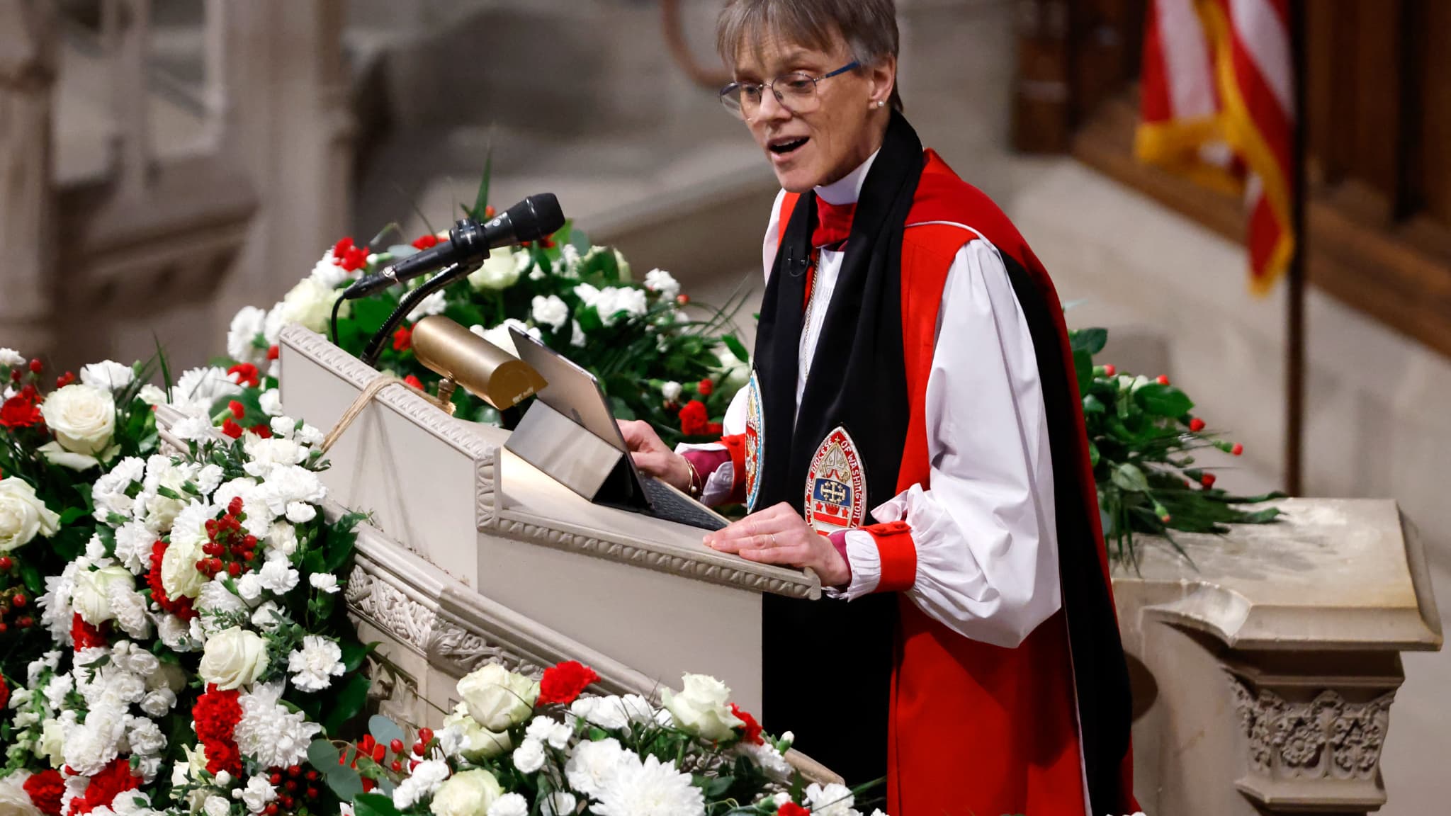 L'évêque Mariann Edgar Budde prononce un sermon lors du service national de prière à la cathédrale nationale de Washington le 21 janvier 2025 à Washington, DC L'évêque Mariann Edgar Budde prononce un sermon lors du service national de prière à la cathédrale nationale de Washington le 21 janvier 2025 à Washington, DC