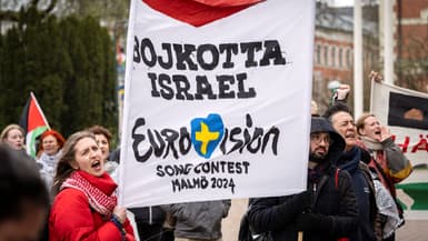 Des participants brandissent des drapeaux et des pancartes lors d'une manifestation devant l'hôtel de ville de Malmö, en Suède, le 10 avril 2024, à l'occasion de l'examen par le conseil municipal d'une proposition citoyenne visant à empêcher la participation d'Israël à l'Eurovision.