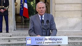 Le Premier ministre Jean-Marc Ayrault, lundi, sur le perron de Matignon.