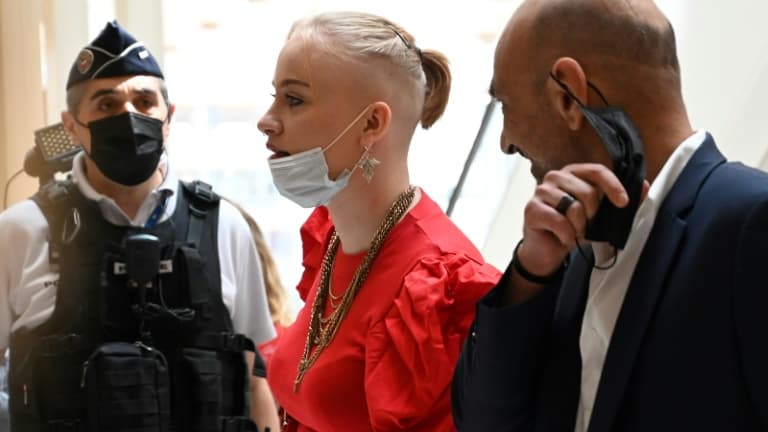 Mila (c), une adolescente française victime de cyberharcèlement, avec son avocat Richard Malka (d) arrive au palais de justice de Paris pour le jugement de son affaire, le 3 juin 2021