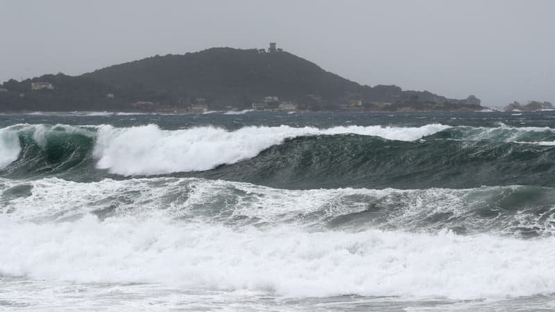 La dépression Denise a engendré une forte houle à Albitreccia en Corse le 22 novembre 2022