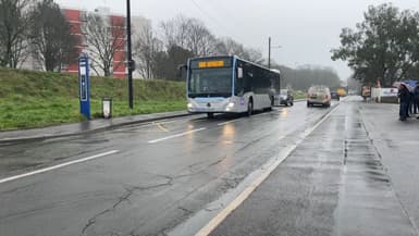 Un bus qui ne prend pas de voyageurs à Cergy-Pontoise (image d'illustration)