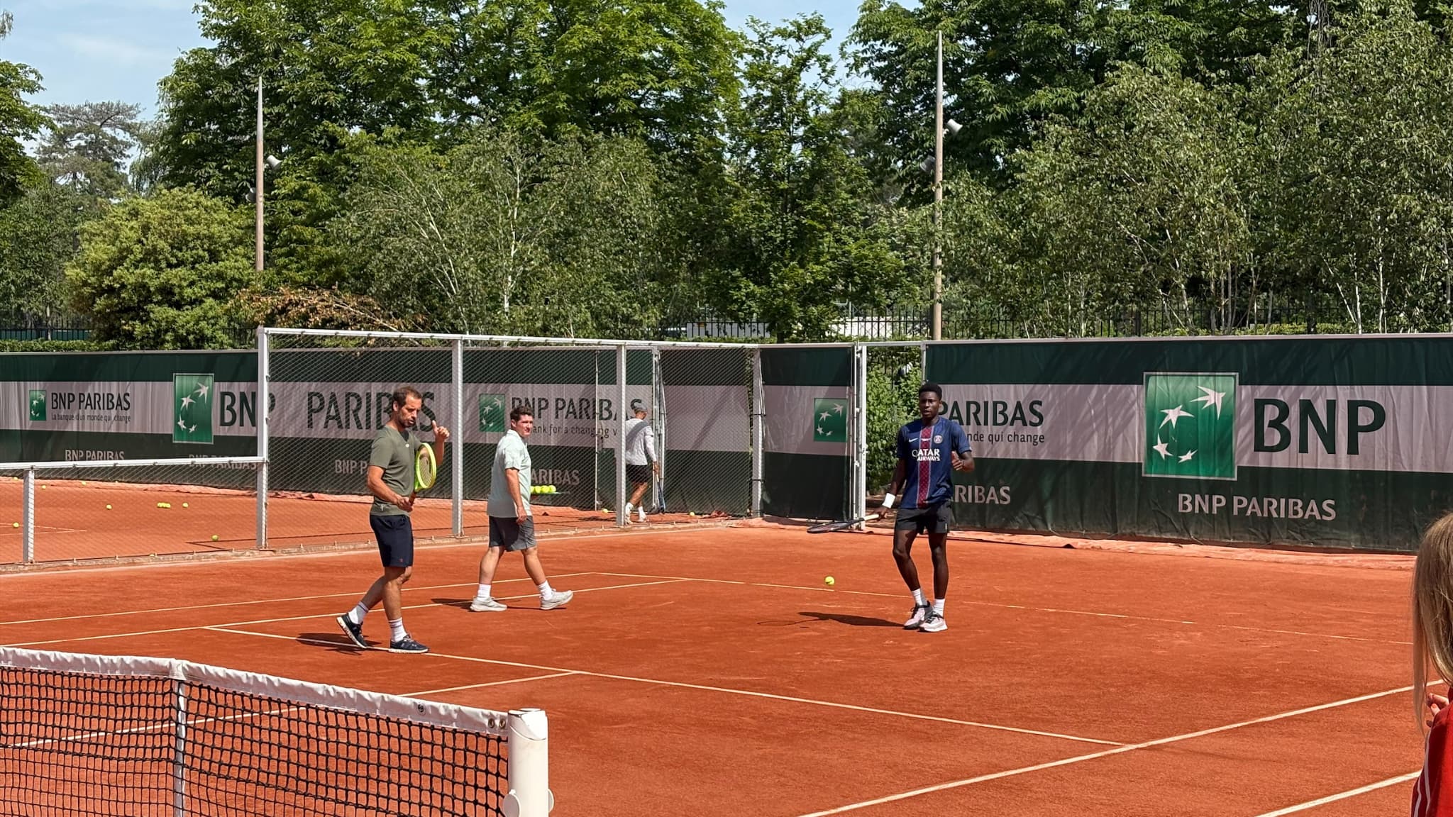 Moise Kouame s'entraîne avec le maillot du PSG à Roland-Garros le 30 mai 2026