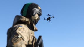 Des militaires ukrainiens lancent un drone non loin de la ville ukrainienne de Bakhmout, dans la région de Donetsk, le 25 janvier 2023 (photo d'illustration)
