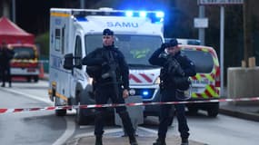 Des policiers à Villejuif, sur le lieux de l'attaque survenue ce vendredi après-midi .