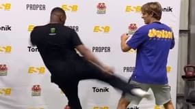 Un fan de MMA demande à Jon Jones de lui asséner un leg-kick