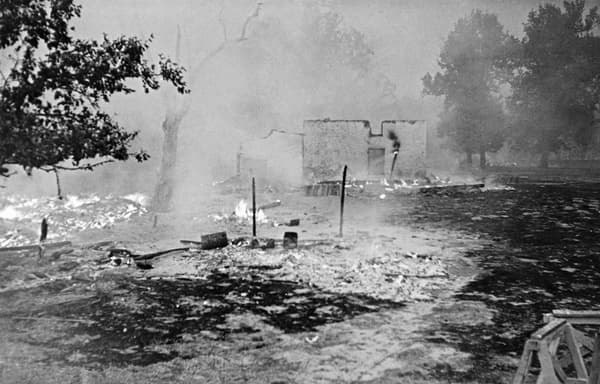 Photo d'une maison brulée par les flammes le 22 août 1949 dans la forêt des Landes de Gascogne