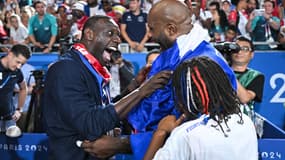 Omar Sy félicitant Teddy Riner après sa victoire aux Jeux olympiques de Paris, le 2 août 2024