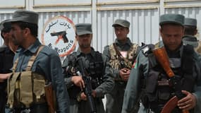 Des policiers afghans gardent l'entrée du Cure Hospital, à Kaboul, le 24 avril 2014.