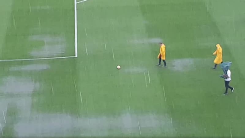 La pelouse détrempée de la Bombonera, le stade de Boca Juniors