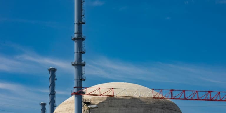 La cheminée d'un réacteur nucléaire de troisième génération EPR,le 14 juin 2022 à Flamanville, dans la Manche