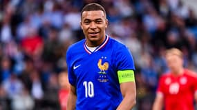 Kylian Mbappé souriant avec la France lors du match amical contre le Luxembourg, le 5 juin 2024