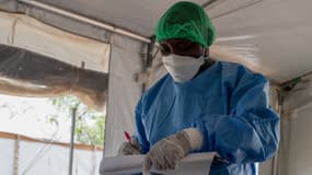 Un docteur enregistre les informations d'un patient atteint de la variole dans le Sud-Kivu, dans l'est de la République démocratique du Congo, le 20 septembre 2024. Photo d'illustration