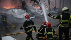 Des pompiers tentant d'éteindre un incendie à Kiev après une frappe russe, ce samedi 25 octobre 2025.