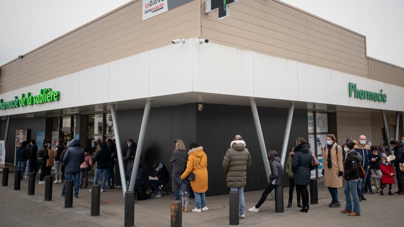 Des personnes font la queue devant une pharmacie pour un test Covid le 19 janvier 2022 à Savenay (Loire-Atlantique)