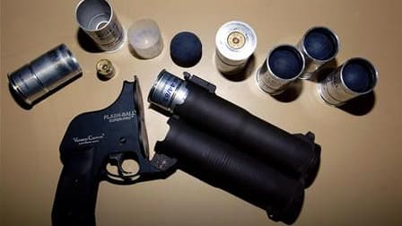 La Commission nationale de déontologie de la sécurité (CNDS) a rendu officiellement l'âme mardi avec comme ultime recommandation de revoir l'utilisation du flashball, cette arme qui lance des balles en caoutchouc, à l'origine de plusieurs graves incidents