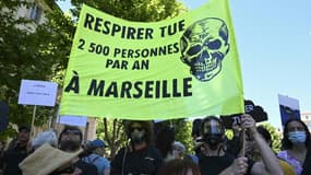 Des manifestants dénoncent la pollution de l'air, notamment  celle engendrée par les navires de croisière, le 11 juin 2022 à Marseille
