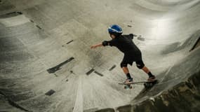 Un jeune garçon s'entraîne au skateboard (photo d'illustration).