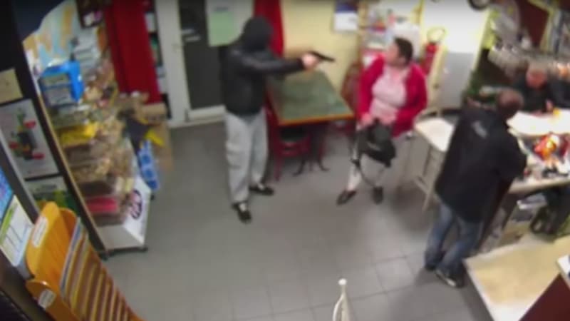 La gérante d'un bar-tabac a fait fuir un homme armé qui voulait braquer son établissement, dans le Calvados, vendredi soir.