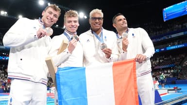 Le relais français du 4x100m 4 nages avec sa médaille de bronze lors des JO 2024, août 2024