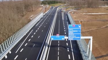 On rejoint Bordeaux à Genève sans quitter l'autoroute grâce à l'ouverture d'un tronçon reliant l'A89 à l'A6 au nord de Lyon.