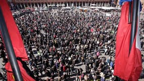 Un millier de personnes se sont rassemblées vendredi midi sur la place du Capitole à Toulouse pour une minute de silence en hommage aux victimes de Mohamed Merah, abattu la veille par les forces de l'ordre. /Photo prise le 23 mars 2012/REUTERS/Jean-Philip