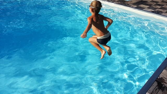 Faire construire une piscine : quelle plus-value pour son logement ?